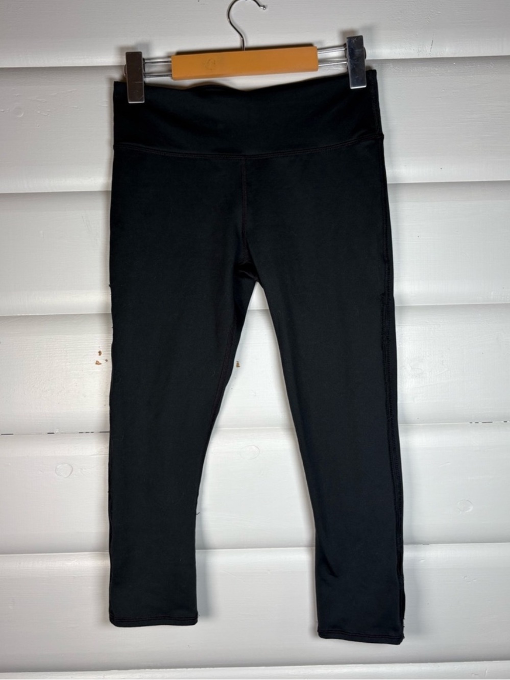 Fabletics Black Cropped 19” Capri Leggings Side Slit Athletic Yoga XS